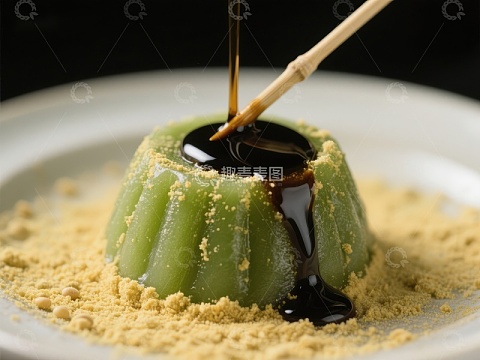绿色甜品淋上酱汁