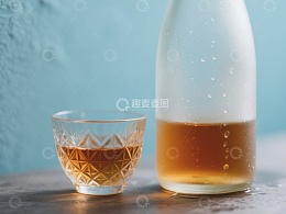 琥珀色饮品与玻璃瓶