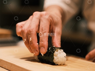 手握寿司制作瞬间