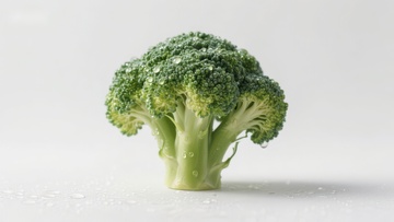 新鲜滴水的西兰花