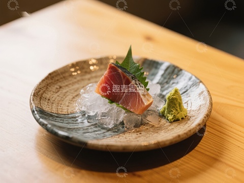 精致生鱼片配芥末与冰块