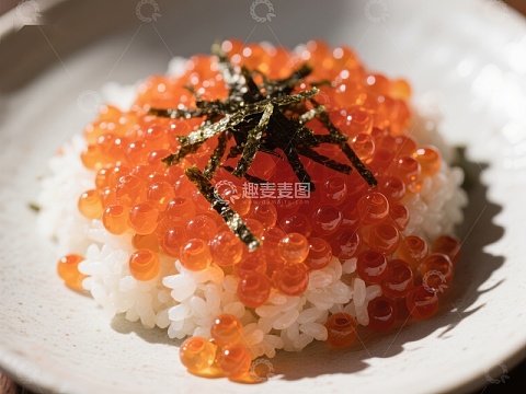 精致鱼籽盖饭，点缀海苔