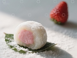 草莓夹心糯米团，点缀绿叶与糖粉