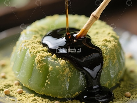 抹茶甜品淋上浓稠酱汁