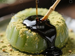 抹茶甜品淋上浓稠酱汁