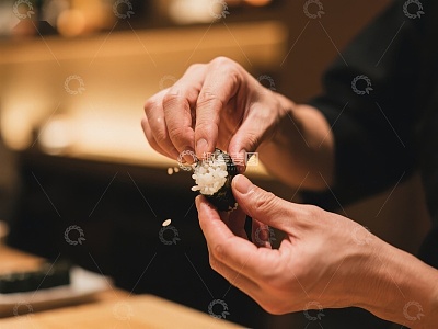 厨师精心制作寿司