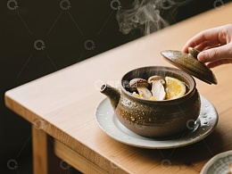 热气腾腾的砂锅炖菜