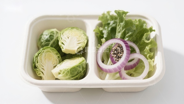 分隔餐盒中的新鲜蔬菜