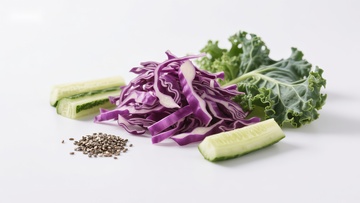 新鲜蔬菜组合：紫甘蓝、黄瓜和羽衣甘蓝
