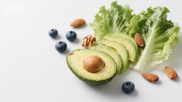 新鲜牛油果与蓝莓、坚果和生菜的组合