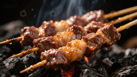 烤肉串在炭火上滋滋作响