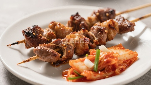 烤肉串配泡菜，美味韩式料理