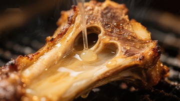 烤羊排滴油特写