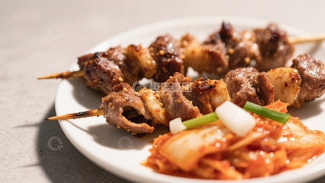 烤肉串配泡菜，美味韩式料理