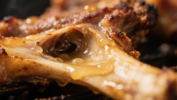 烤制中的美味骨头特写