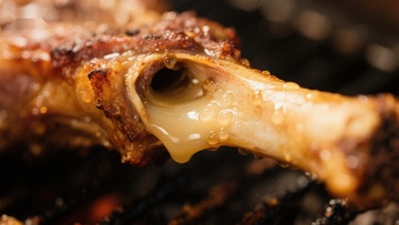 烤制中的美味骨头特写