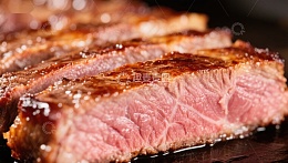 烤制多汁牛肉的特写