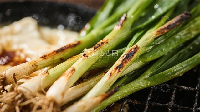 烤制的葱段特写