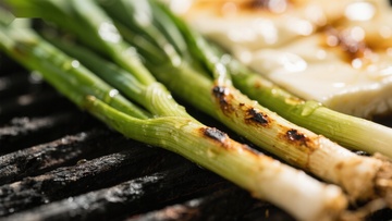 烤制中的青葱与豆腐