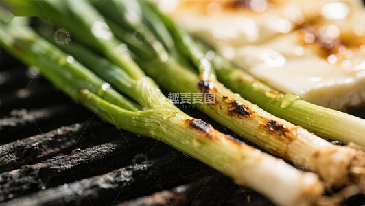烤制中的青葱与豆腐