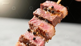 烤肉串上的多汁牛肉片