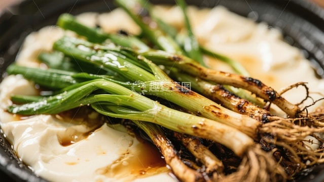 烤葱配豆腐的美味特写
