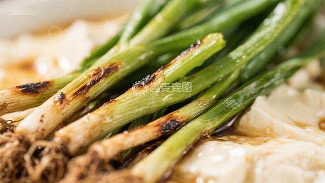 烤葱搭配豆腐的美味佳肴