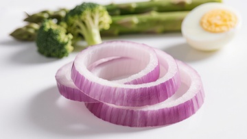 切片红洋葱与蔬菜背景