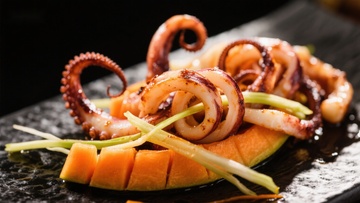 鱿鱼圈配南瓜与青葱的精致料理