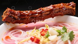 酱香排骨配米粉，美味诱人
