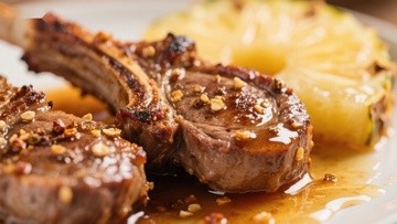 烤羊排配菠萝酱汁