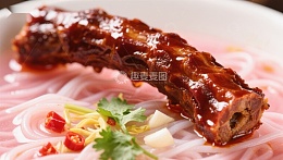 酱汁排骨配米粉的美味佳肴
