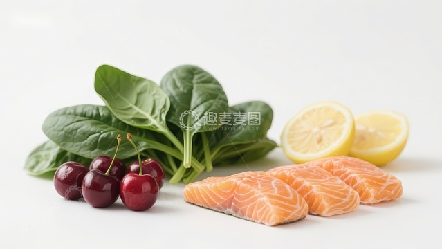新鲜三文鱼、樱桃、菠菜与柠檬