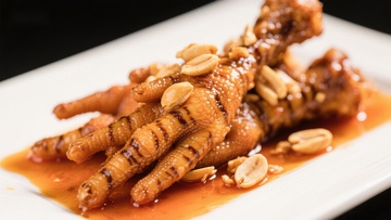 酱香鸡爪配花生