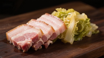 切片培根配卷心菜