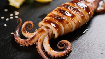 酱汁淋洒的烤鱿鱼