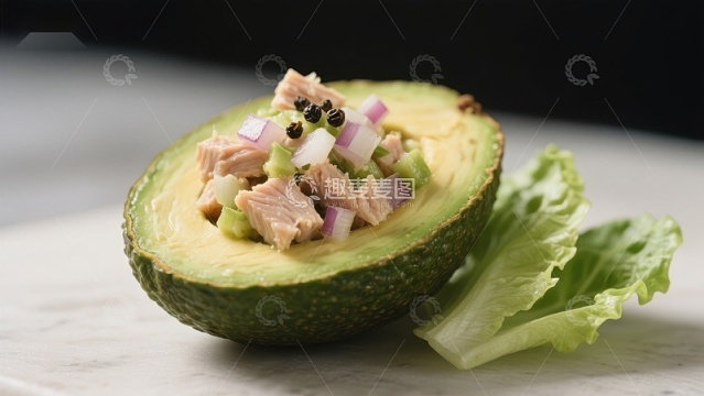 金枪鱼沙拉填满的牛油果