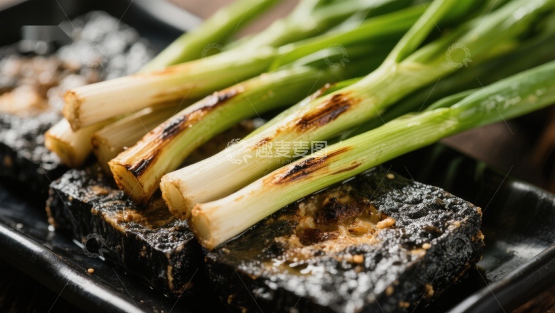 高清大图下载【趣麦麦图】烤葱与黑豆腐的美味组合