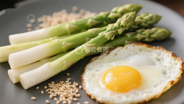 煎蛋配芦笋的健康早餐