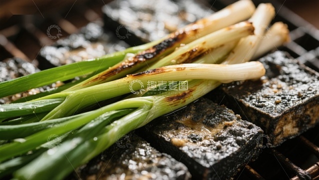 烤韭菜与黑豆腐的美味组合
