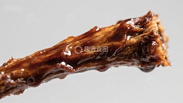 酱汁淋漓的烤肉特写
