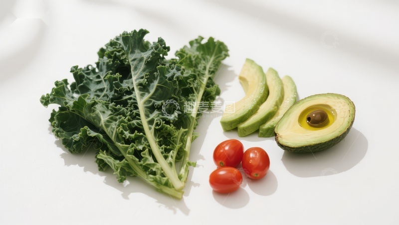 高清大图下载【趣麦麦图】新鲜蔬菜组合：羽衣甘蓝、牛油果与樱桃番茄