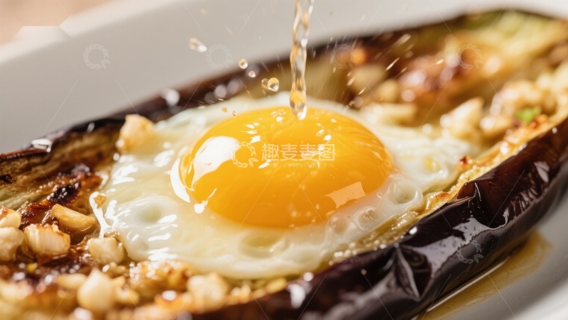 高清大图下载【趣麦麦图】煎蛋浇汁烤茄子美食特写