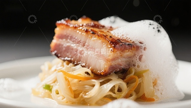 煎五花肉配炒面与泡沫装饰
