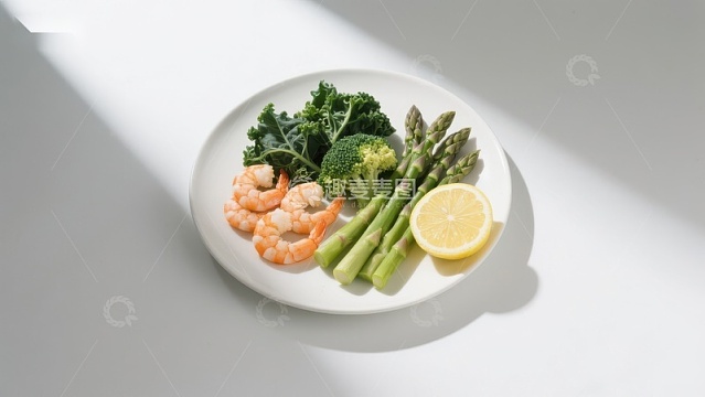 健康餐盘：虾仁、西兰花、芦笋与柠檬