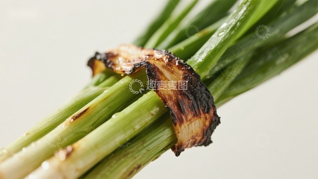 烤制的葱段特写