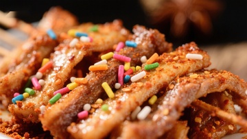 香脆肉条配彩色糖粒