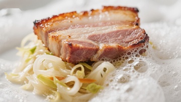 烤肉配泡菜，泡沫点缀