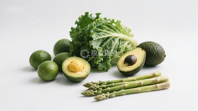 绿色食材组合：牛油果、芦笋、青柠与生菜