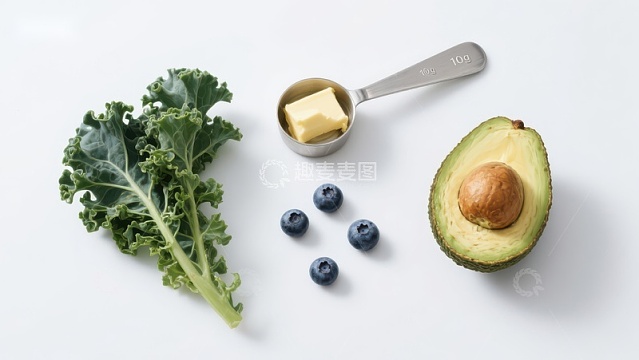 健康食材组合：羽衣甘蓝、黄油、蓝莓与牛油果